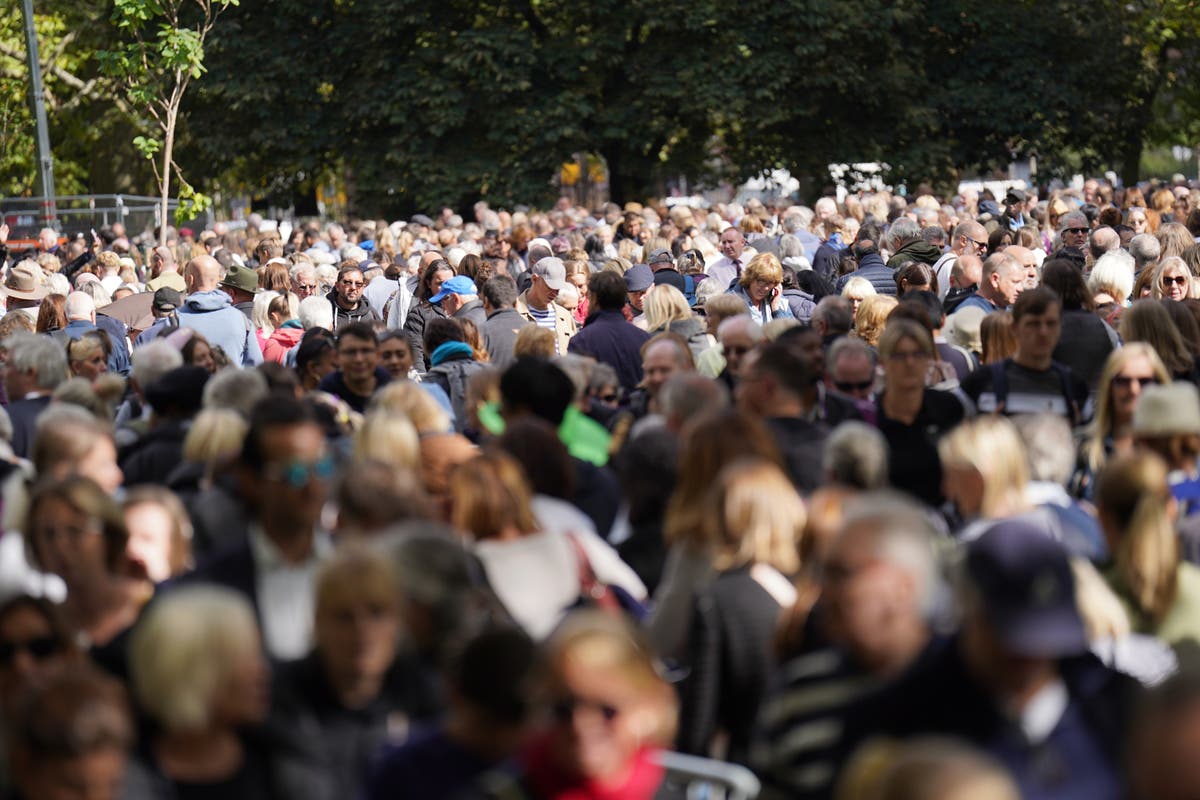 lying-in-state-queue-24-hours-long-as-overnight-temperatures-look-set