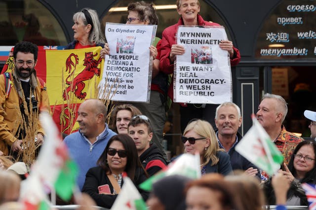 <p>Protesters and well-wishers await King Charles III outside Cardiff Castle</p>