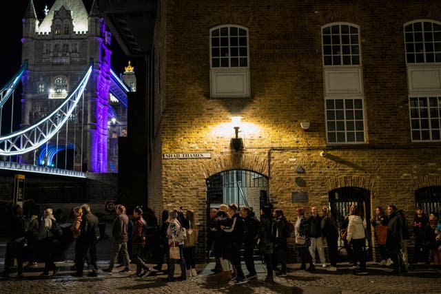 <p>People queue through the night to see the Queen’s coffin </p>
