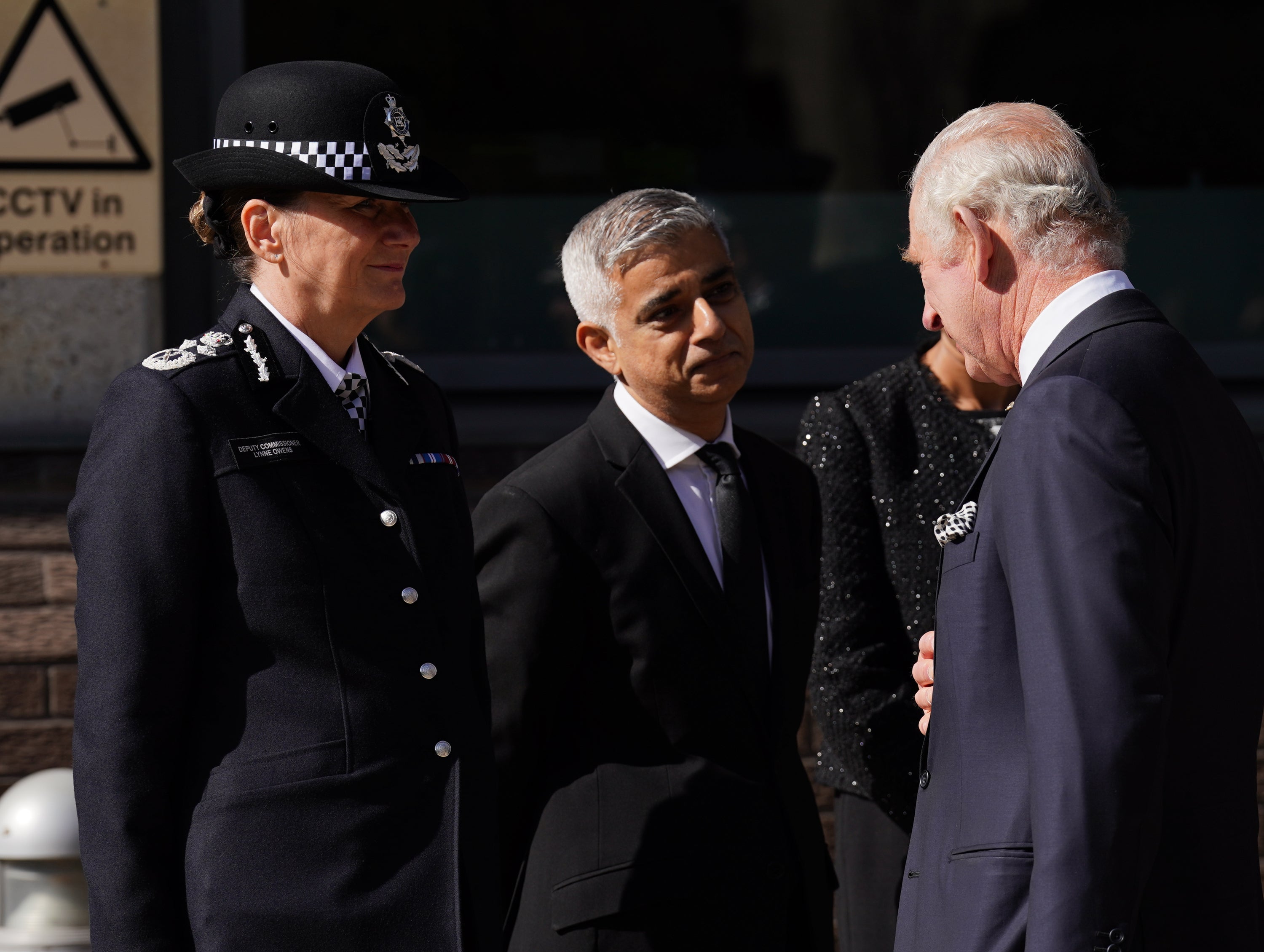 The King speaks with Dame Lynne Owens, the Deputy Commissioner of the Metropolitan Police and Mayor of London Sadiq Khan (Kirsty O’Connor/PA)