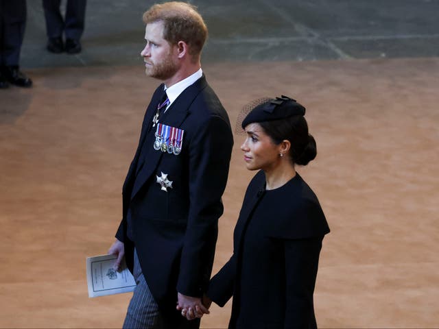 Archivo El príncipe Harry y Meghan, la duquesa de Sussex caminan mientras la procesión con el ataúd de la reina Isabel de Gran Bretaña llega a Westminster Hall