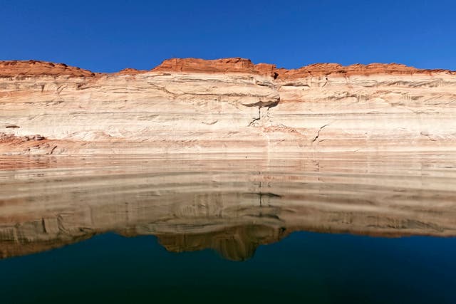 <p>A man has died after jumping from a cliff at Lake Powell  </p>
