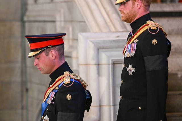 William, el Príncipe de Gales (L) y el Príncipe Harry, el Duque de Sussex (R) asisten a la Vigilia Real de la Reina Isabel II de Gran Bretaña en el Palacio de Westminster en Londres