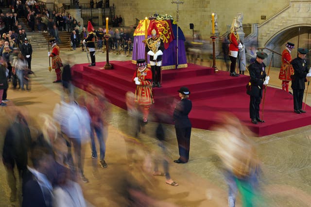 Los miembros del público ven el ataúd de la reina Isabel II, yaciendo en estado en el catafalco en Westminster Hall