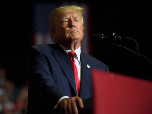 El expresidente Donald Trump habla en un mitin Save America para apoyar a los candidatos republicanos que se postulan para cargos estatales y federales en el Covelli Center el 17 de septiembre de 2022 en Youngstown, Ohio.