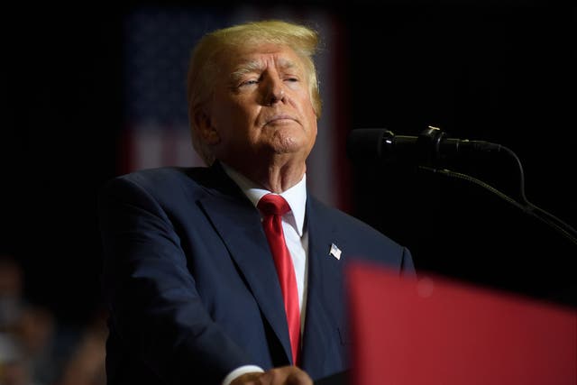 El expresidente Donald Trump habla en un mitin Save America para apoyar a los candidatos republicanos que se postulan para cargos estatales y federales en el Covelli Center el 17 de septiembre de 2022 en Youngstown, Ohio.