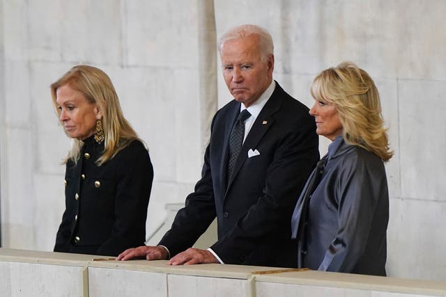 El presidente de los Estados Unidos, Joe Biden, y la primera dama, Jill Biden, ven a la derecha el ataúd de la reina Isabel II, yaciendo en el catafalco en Westminster Hall, en el Palacio de Westminster, Londres, el domingo 18 de septiembre de 2022