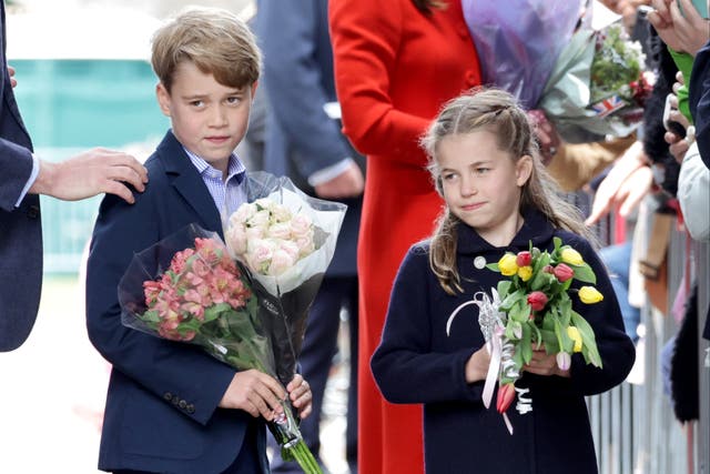 Los dos hijos mayores del Príncipe Williams caminarán por Westminster con la familia real, en procesión detrás del ataúd de la Reina.