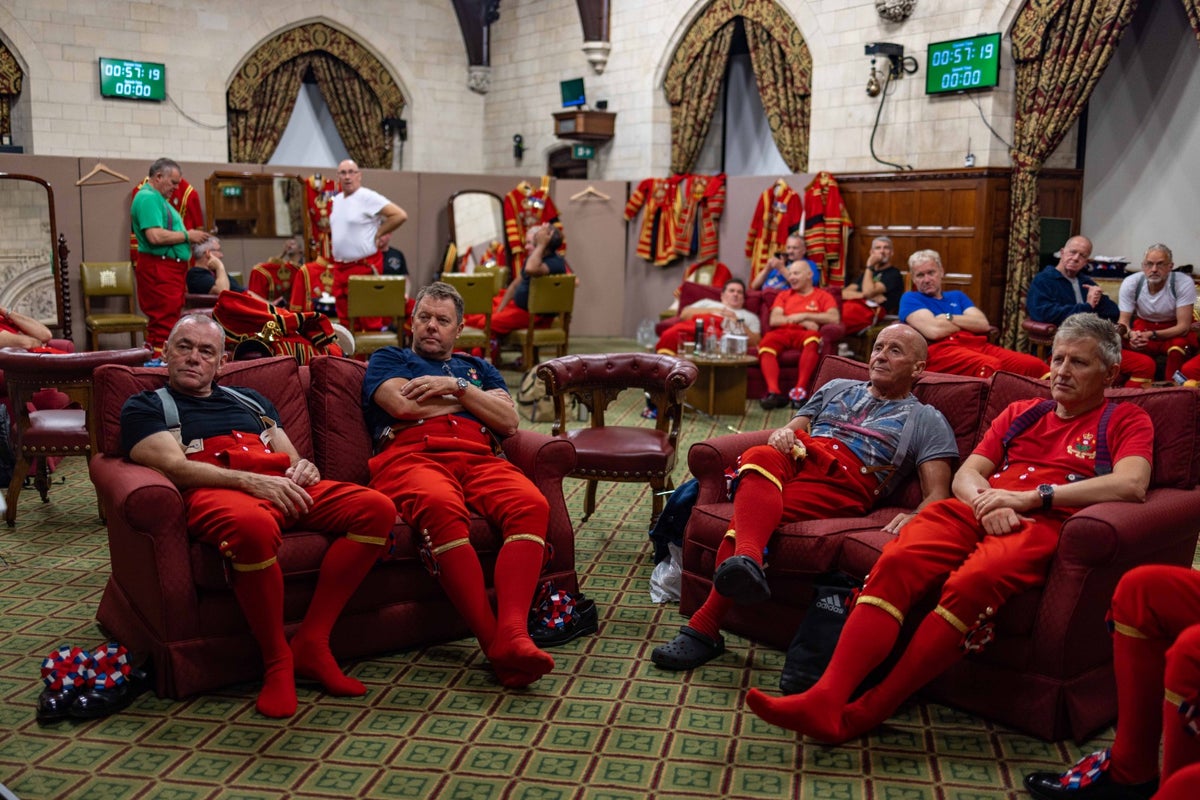 Striking photo shows Beefeaters taking a break from 20 minute shifts holding vigil in Westminster Hall