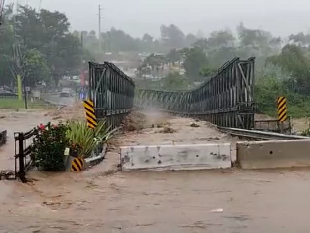 El puente posterior a 2017 en Utuado, Puerto Rico, siendo arrastrado por el huracán Fiona el domingo 18 de septiembre de 2022