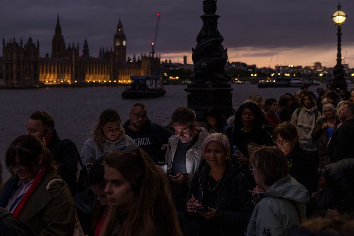 Mourners&rsquo; fury after being refused entry to Queen&rsquo;s lying-in-state after queuing for hours