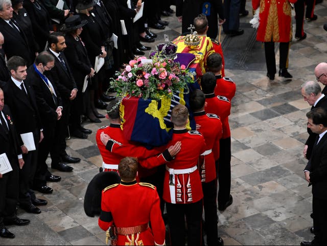 La corona se ha realizado sin espuma floral.