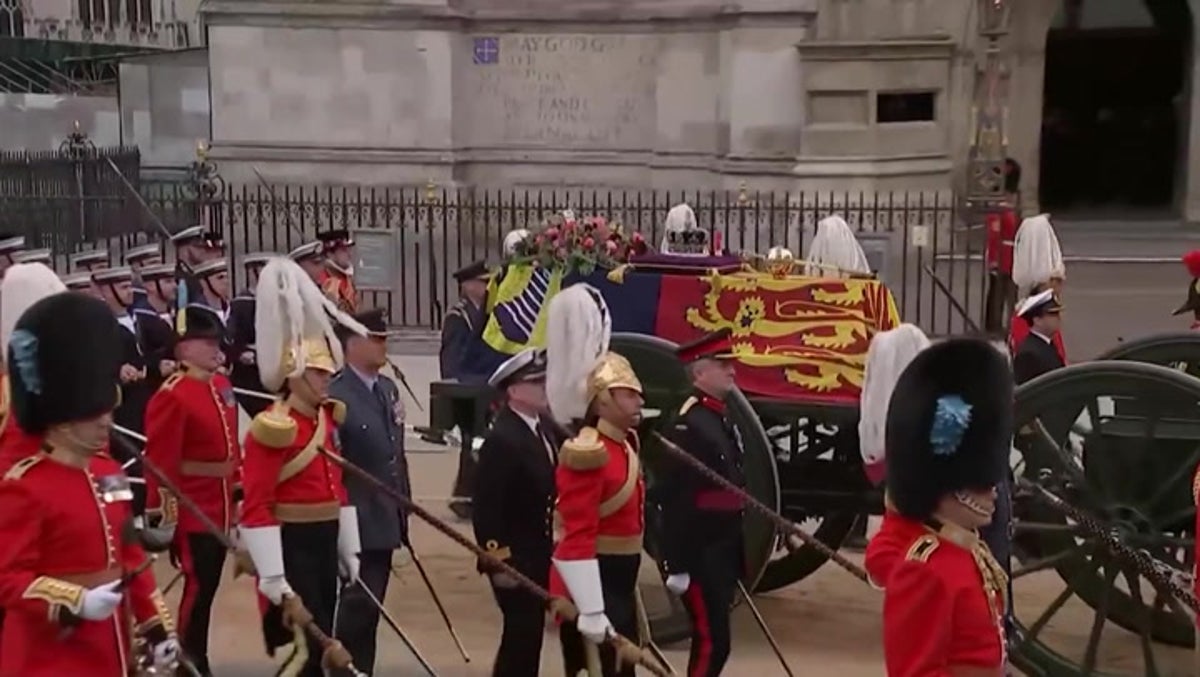 Sailors pulling gun carriage carrying Queen’s coffin arrive at Westminster Abbey