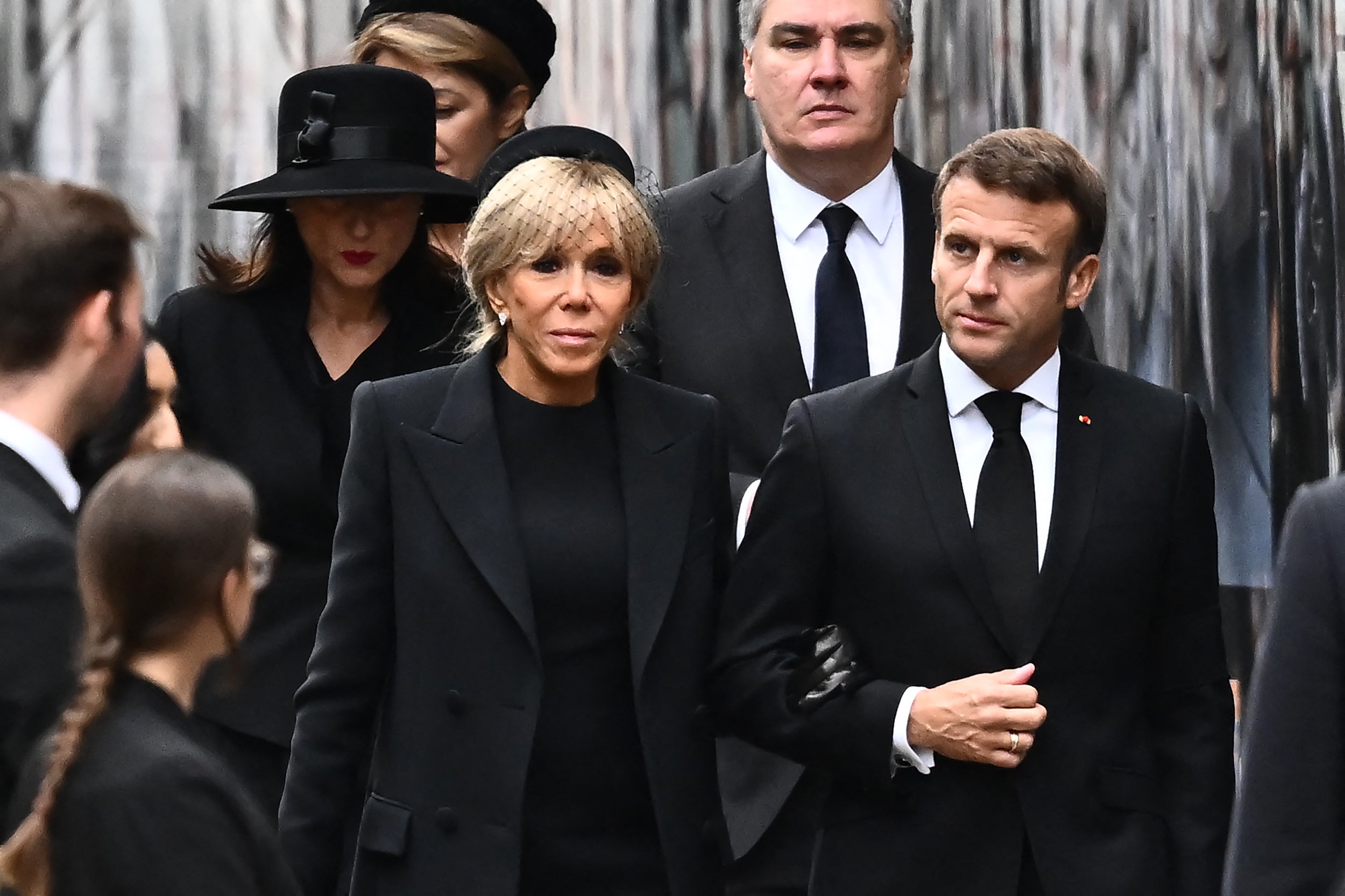 French President Emmanuel Macron (R) and his wife Brigitte Macron arrive at Westminster Abbey