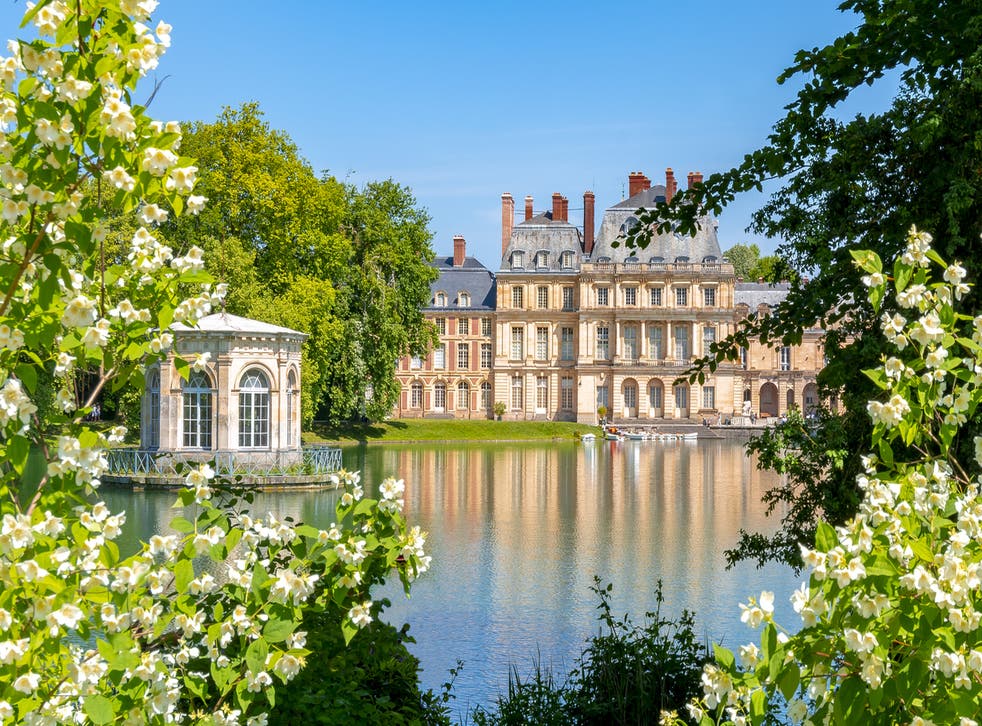 <p>Chateau de Fontainebleau near Paris</p>
