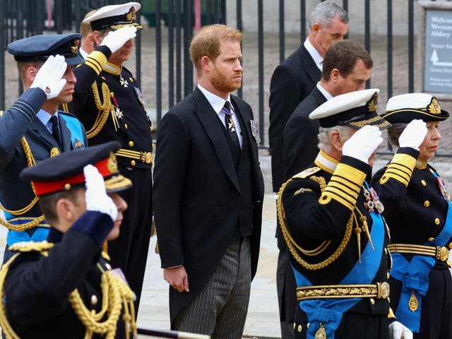 El príncipe Harry, duque de Sussex, junto al rey Carlos III, la princesa Ana, la princesa real y el príncipe Guillermo, príncipe de Gales, mientras saludan en el funeral de estado de la reina Isabel II.