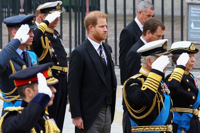 El príncipe Harry, duque de Sussex, junto al rey Carlos III, la princesa Ana, la princesa real y el príncipe Guillermo, príncipe de Gales, mientras saludan en el funeral de estado de la reina Isabel II.
