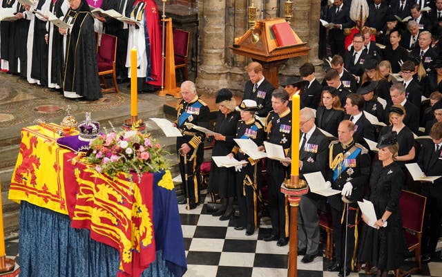 El príncipe Harry se sienta en la segunda fila durante el servicio de la Abadía de Westminster para la Reina