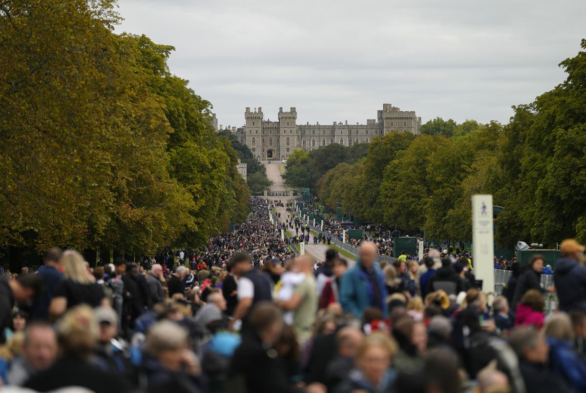 Windsor crowds sing national anthem as they await arrival of Queen&rsquo;s coffin