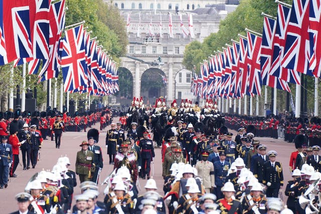 <p>The state gun carriage carries the coffin of the Queen</p>