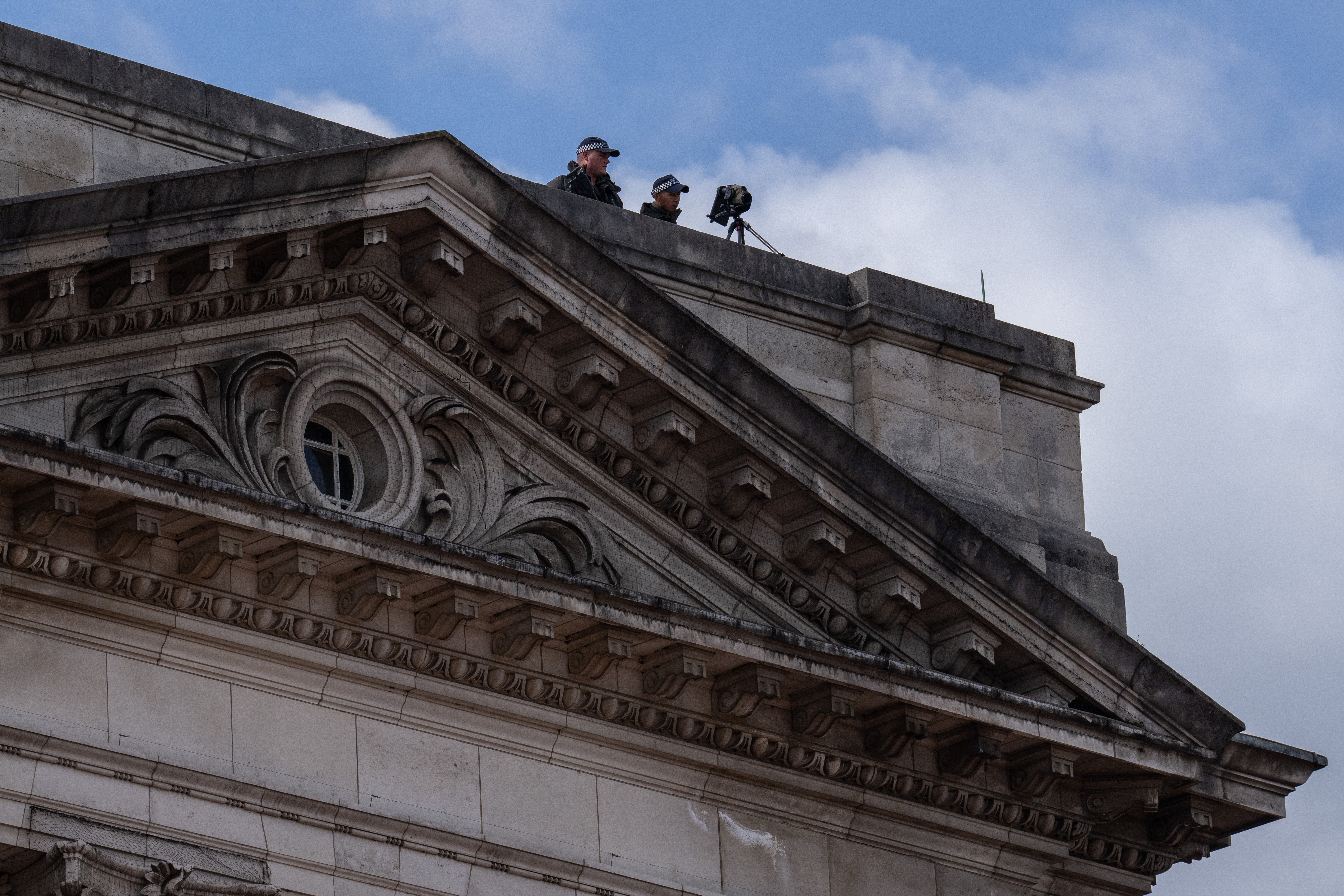 Armed police officers stand on the roof of Buckingham Palace on September 18