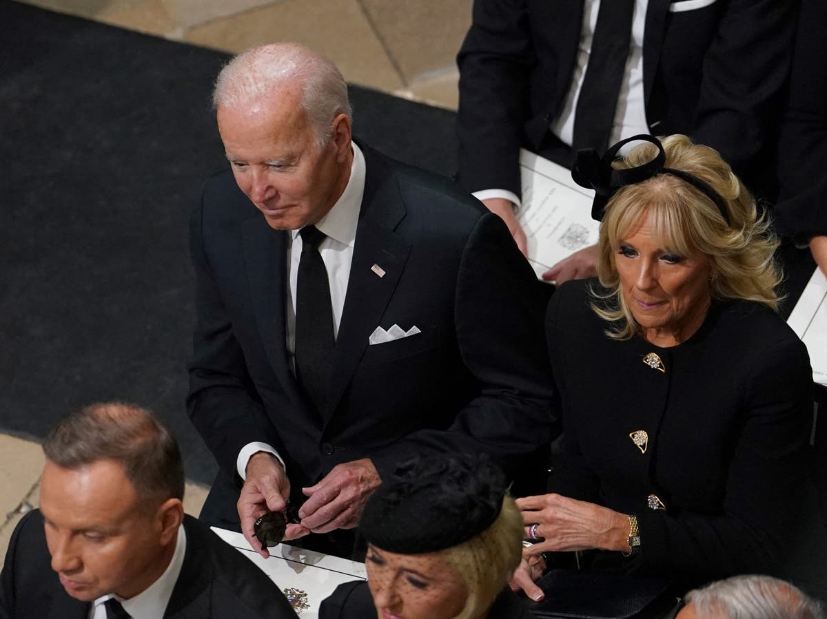 Bidens musi siedzieć 14 rzędów za prezydentem Polski na pogrzebie królowej
