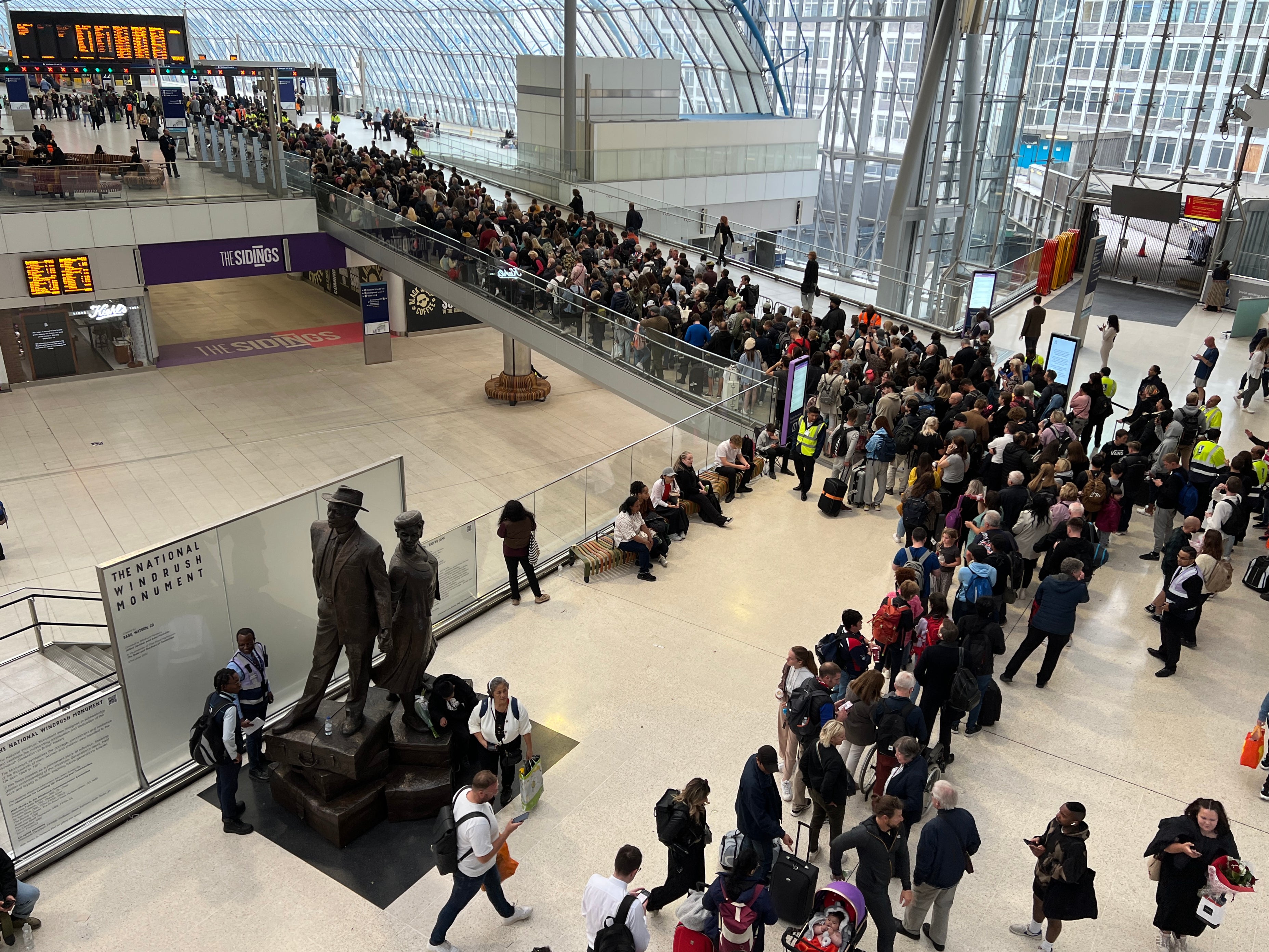 Paddington station closure causes Tuesday morning rush hour chaos