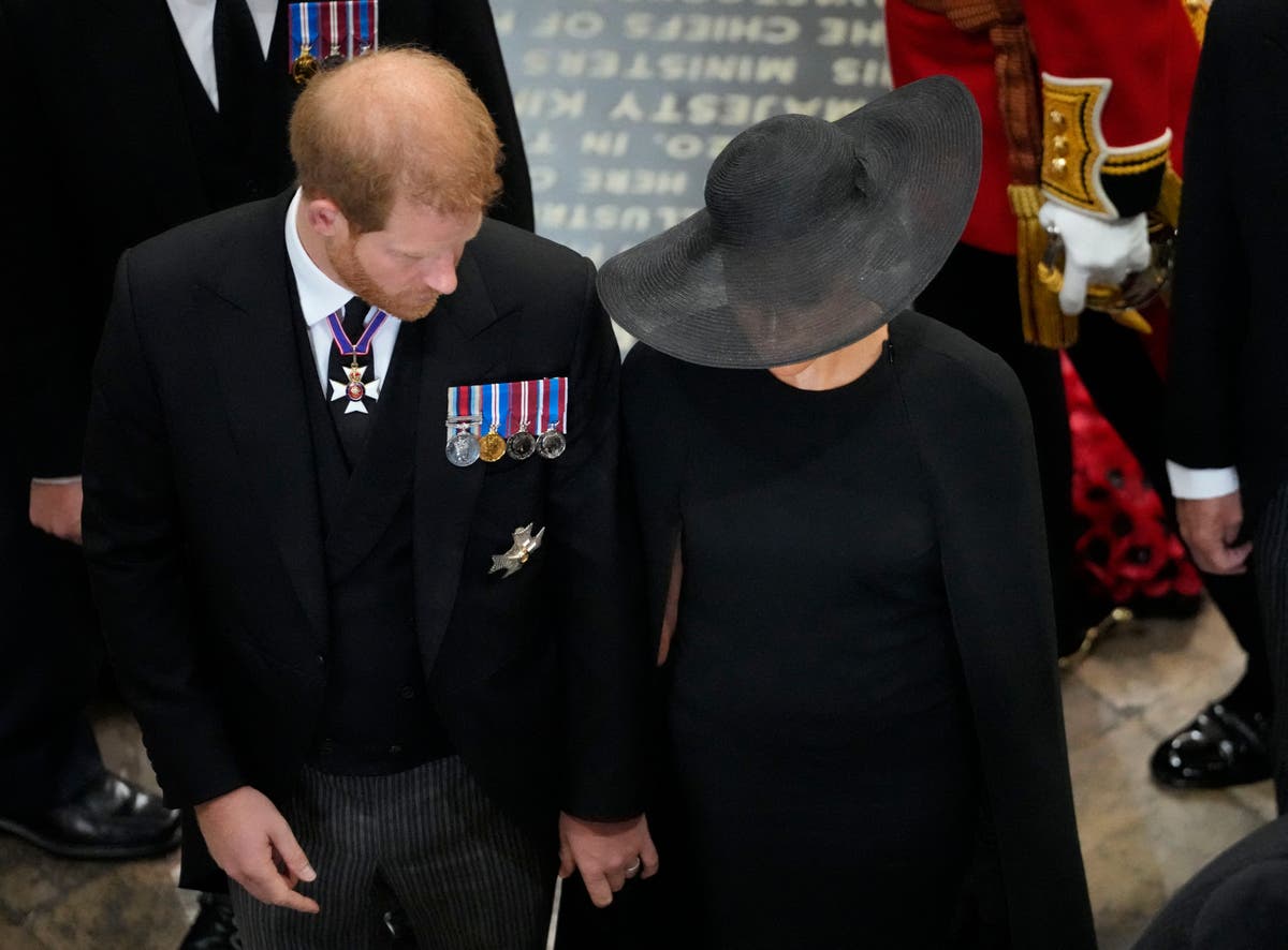 Tajny gest księcia Harry’ego wobec Meghan Markle został ujawniony przez jej współpracownika na pogrzebie