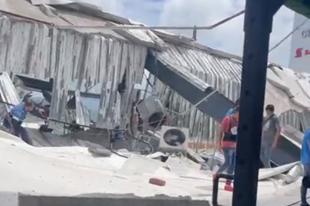 <p>La pared y el techo colapsados de un gimnasio en Manzanillo, México, luego de un terremoto de magnitud 7.6</p>