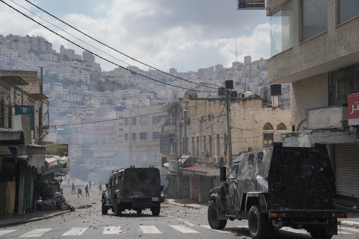 Palestinian forces, residents battle in West Bank, 1 dead