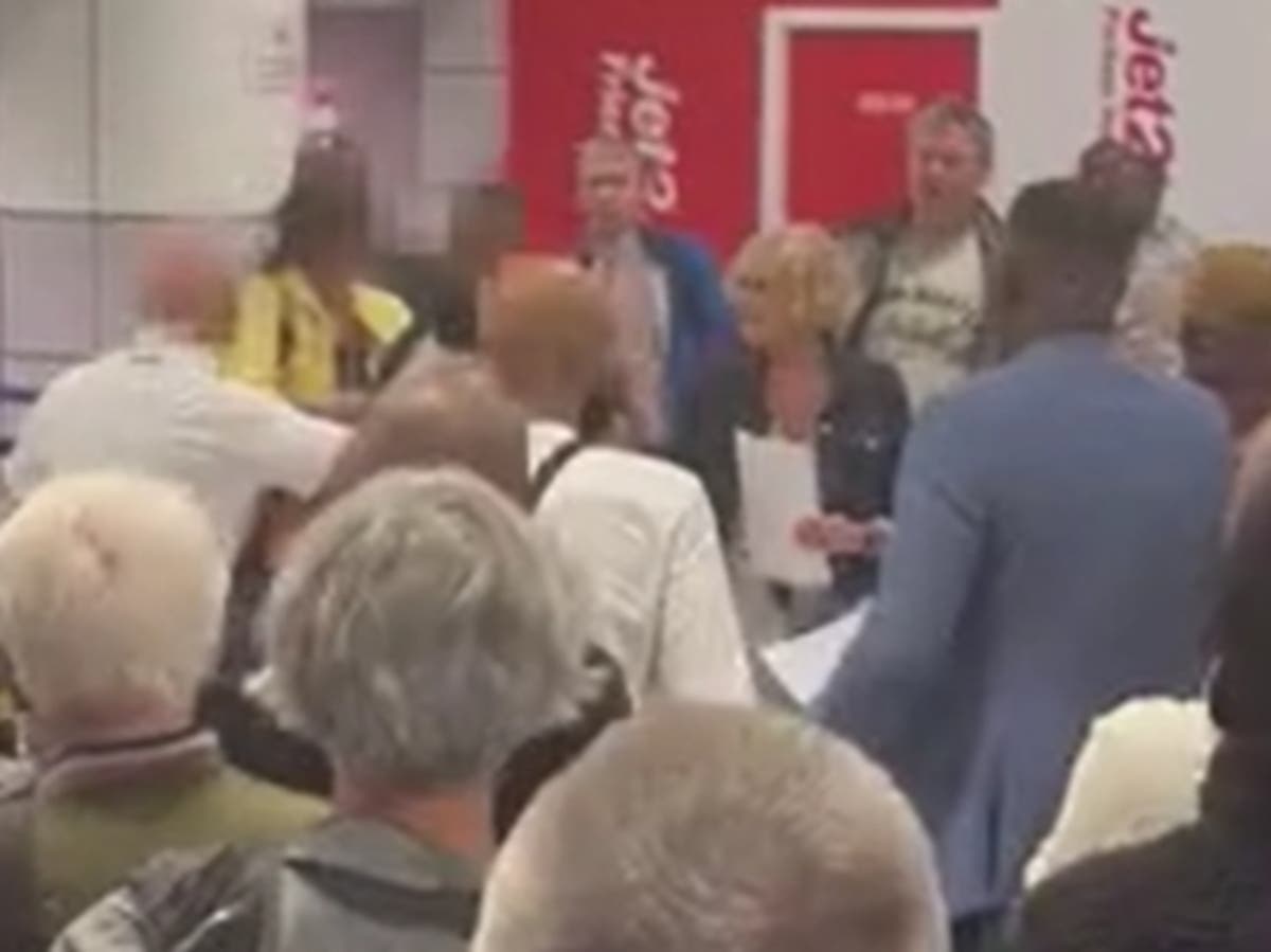 Furious passengers storm behind carousel curtain to find lost bags at  Manchester airport
