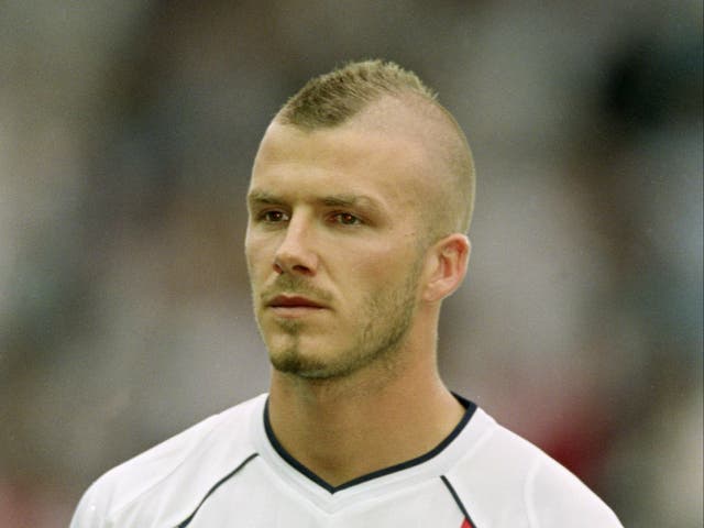 <p>Beckham luciendo su peinado mohicano antes de un amistoso internacional contra México en 2001</p>