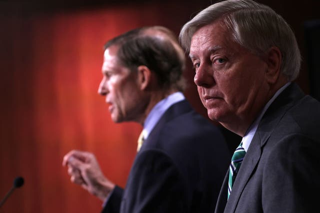 Sen Lindsey Graham asiste a una conferencia de prensa en el Capitolio