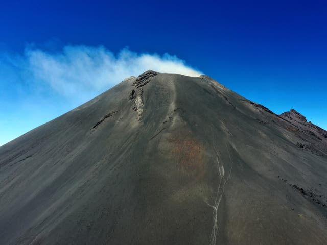 Vista del volcán Popocatepetl el día que los lugareños celebran una ceremonia por su cumpleaños, durante la cual colocan ofrendas para pedir una buena cosecha para el año, en el Parque Nacional Izta Popo, en Puebla, México, el 12 de marzo de 2022