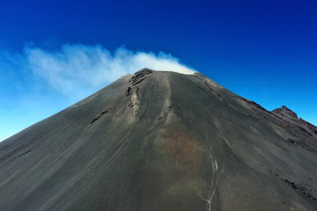 Vista del volcán Popocatepetl el día que los lugareños celebran una ceremonia por su cumpleaños, durante la cual colocan ofrendas para pedir una buena cosecha para el año, en el Parque Nacional Izta Popo, en Puebla, México, el 12 de marzo de 2022