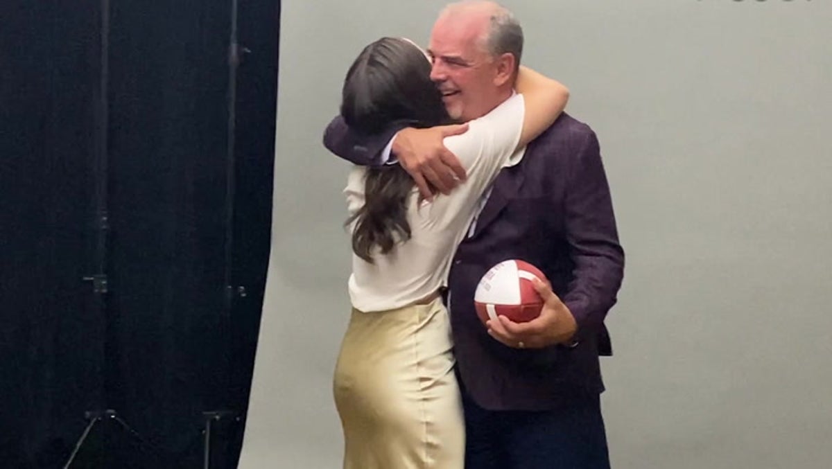 Daughter surprises dad in Canadian football hall of fame photoshoot