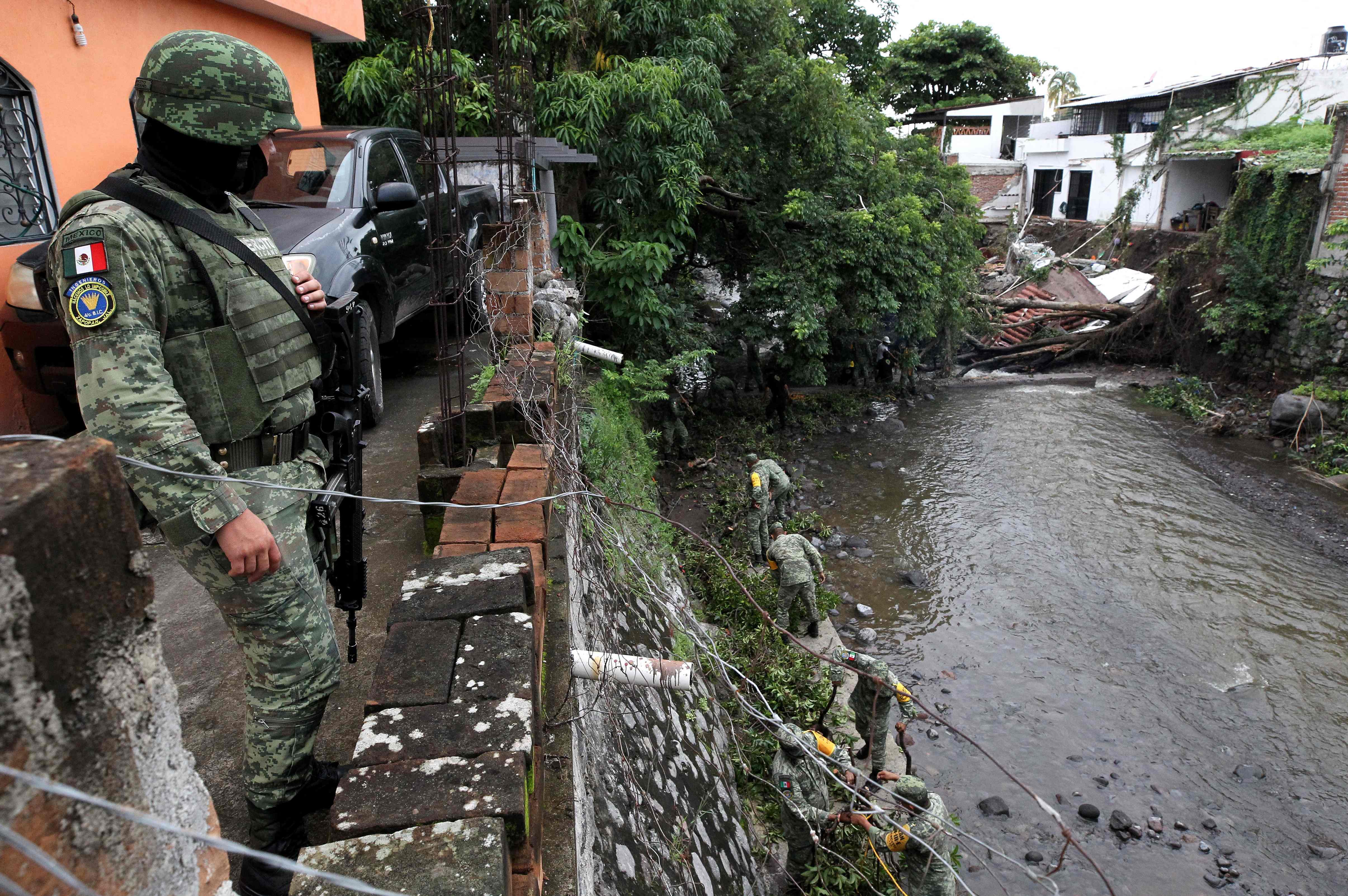 Soldiers and members of civil defence work to unblock access to three houses that collapsed after yesterday's earthquake in Colima, state of Colima, Mexico, on September 20, 2022