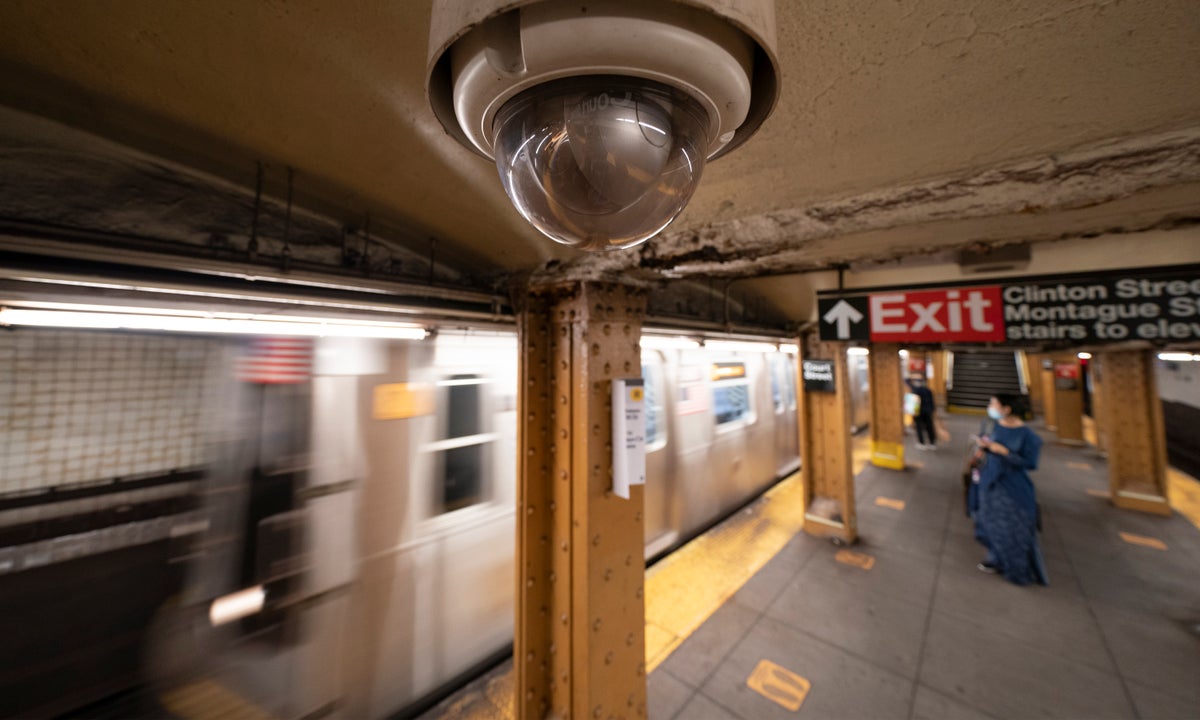 'Bu sadece çılgın': Adam NYC metro treninde ölümcül bir şekilde kesildi
