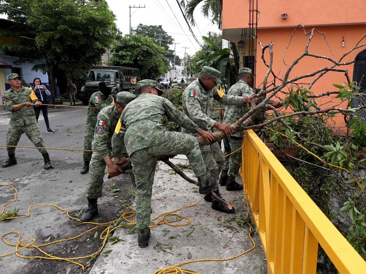 Mexico earthquake – latest: Colima volcano threat exposed as country recedes from aftershocks of Michoacan earthquake