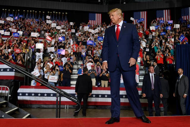 El expresidente Donald Trump sube al escenario en un mitin Save America para apoyar a los candidatos republicanos que se postulan para cargos estatales y federales en el estado de Ohio en el Covelli Center el 17 de septiembre de 2022 en Youngstown, Ohio