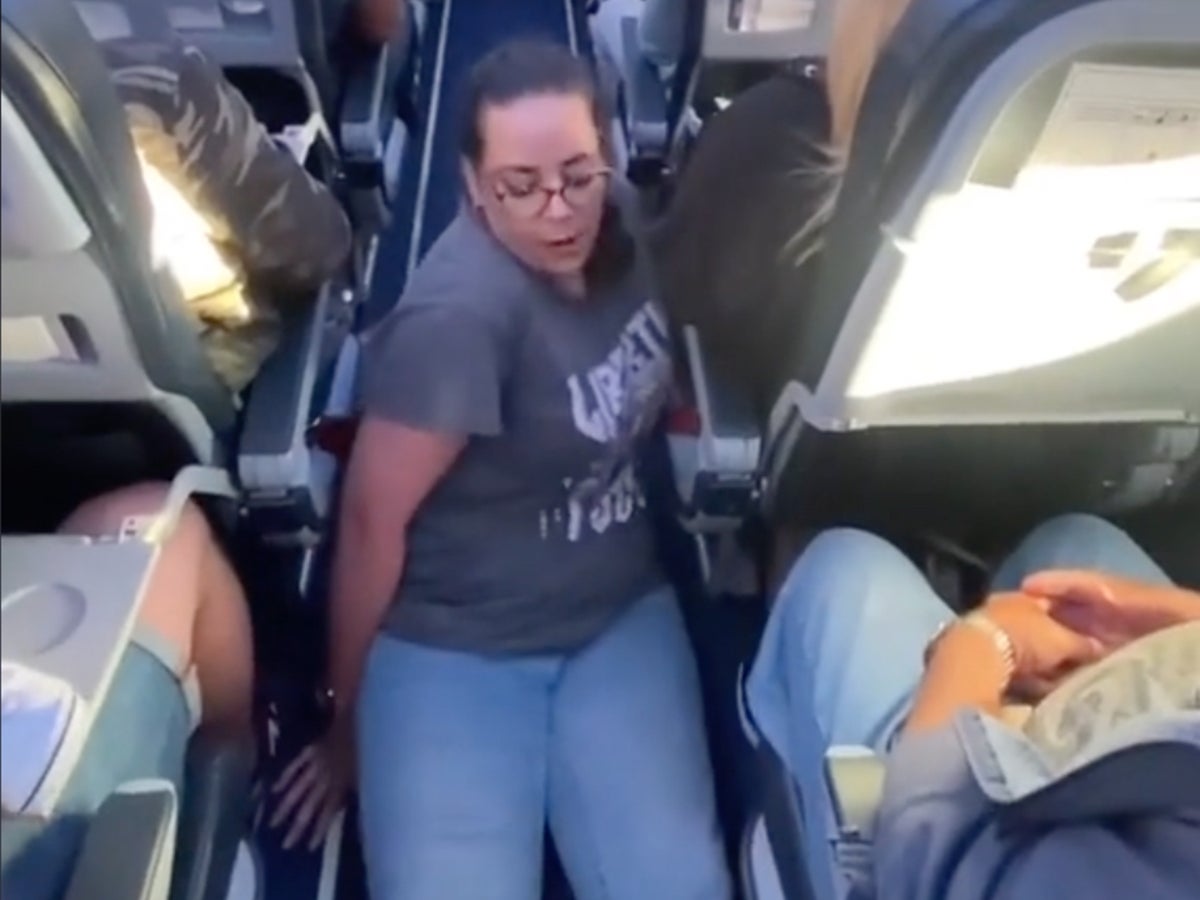 امرأة مشلولة تسحب الممر لاستخدام المرحاض على متن طائرة Alstar ، يظهر فيديو TikTok الفيروسي