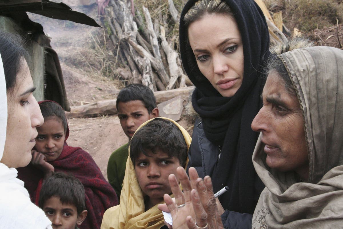 Angelina Jolie visits Pakistan as large areas remain underwater