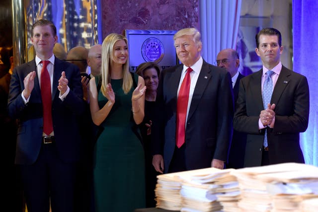 Donald Trump junto con sus hijos Eric (L), Ivanka y Donald Jr., llegan para una conferencia de prensa el 11 de enero de 2017 en la Torre Trump en Nueva York