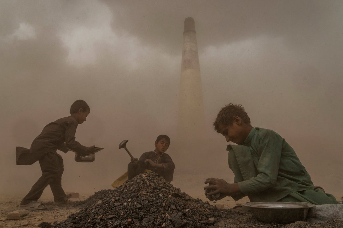 AP PHOTOS: Backbreaking work for kids in Afghan brick kilns