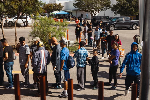 <p>MIgrants line up in San Antonio, Texas </p>
