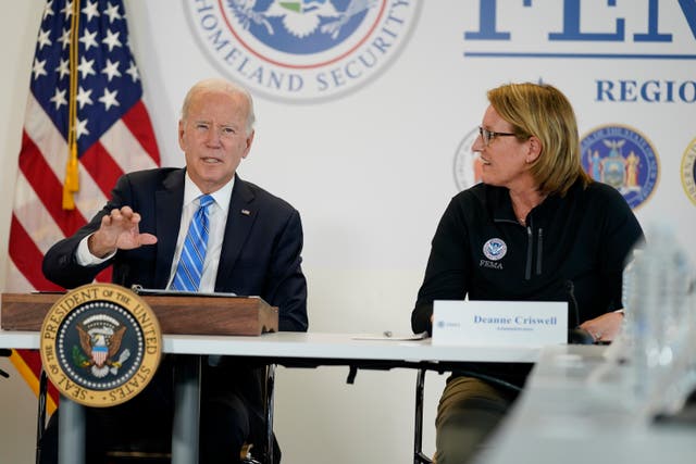 La administradora de la Agencia Federal para el Manejo de Emergencias, Deanne Criswell, a la derecha, escucha al presidente Joe Biden hablar durante una visita a la oficina de la Región 2 de FEMA en Nueva York, el jueves 22 de septiembre de 2022. (Foto AP/Evan Vucci)