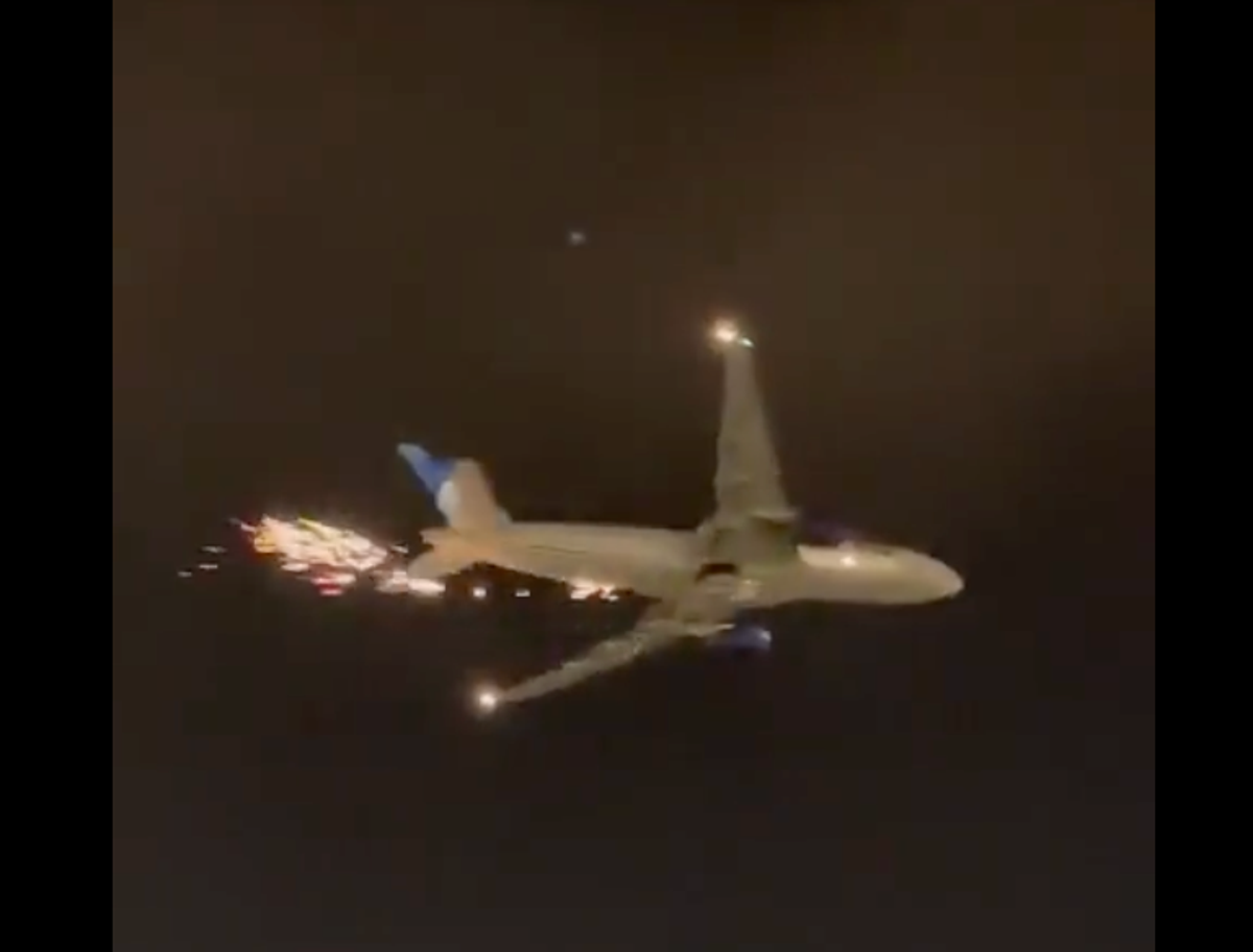 Sparks flew from United plane that made emergency landing in Newark, witness claims 