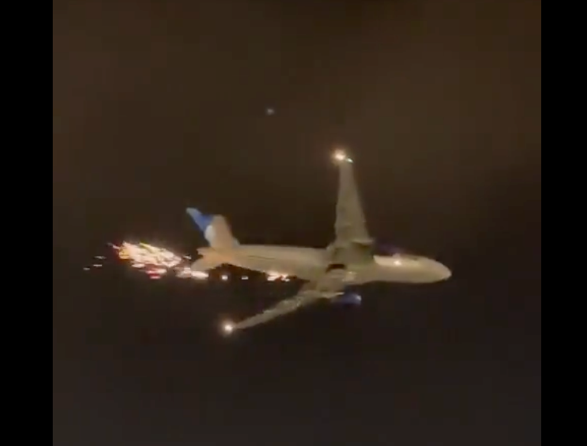Görgü tanıklarının iddialarına göre Newark'a acil iniş yapan United uçağından kıvılcımlar çıktı