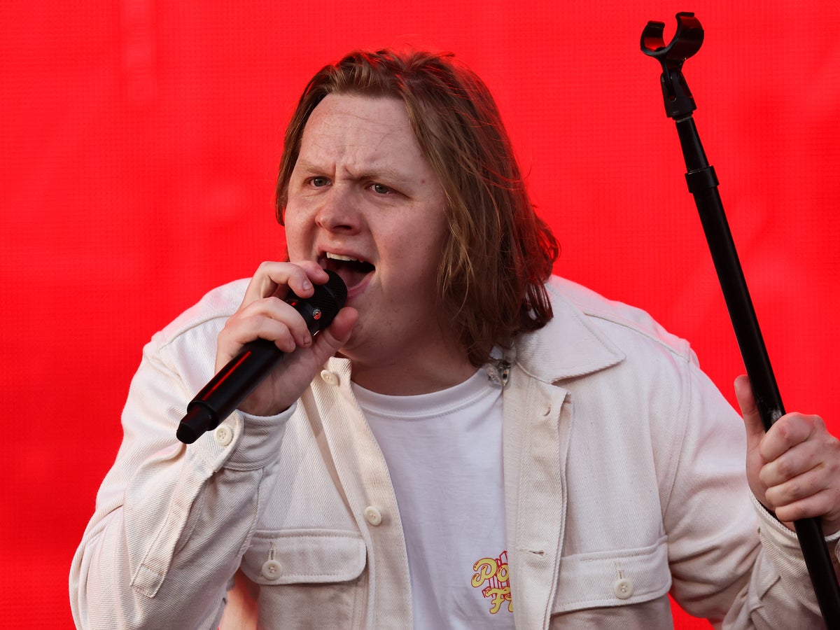 Lewis Capaldi covers Olivia Rodrigo’s ‘Driver’s Licence’ at Abbey Road