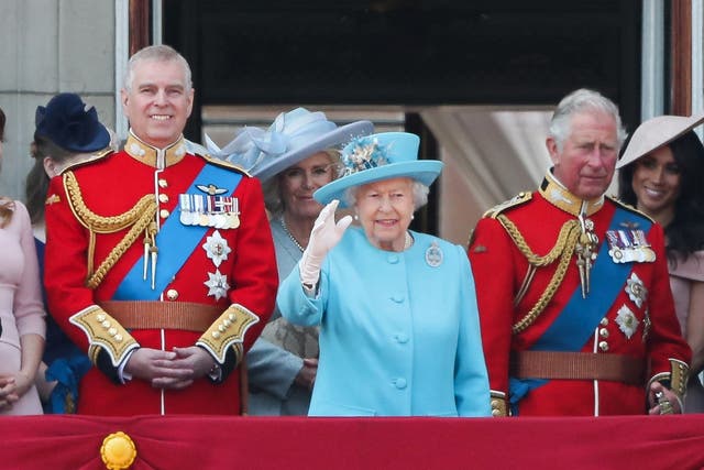 Miembros de la familia real, incluidos el duque de York, la difunta reina Isabel II y el rey Carlos III, se paran en el balcón del Palacio de Buckingham en 2018.